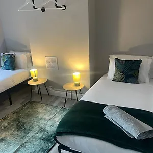  Holiday home Ringwood Place 3 Bedroom House Ng8